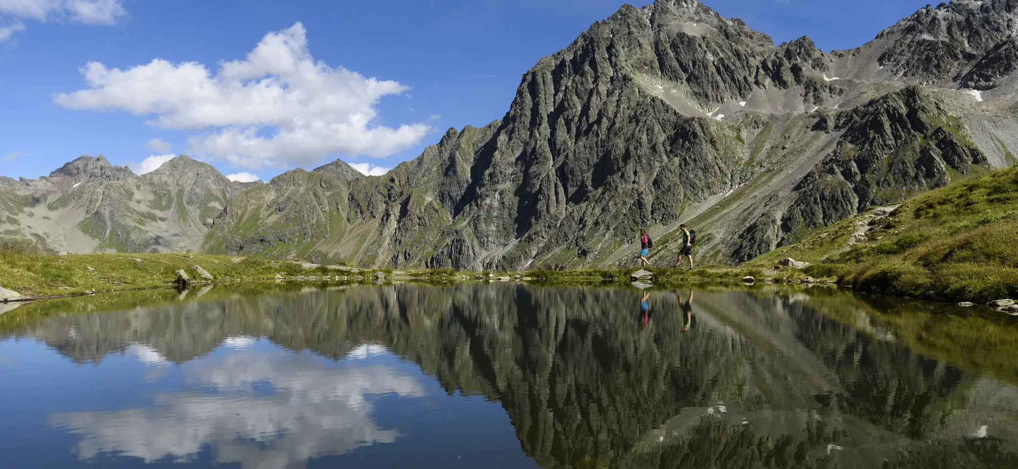Wandern an einem Bergsee | © DAV/Wolfgang Ehn